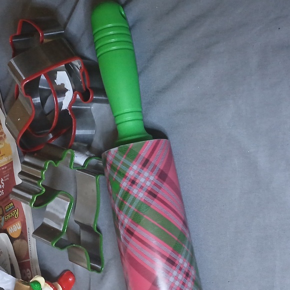 Holiday Bake Set Pin and Cookie Cutters - Picture 7 of 8